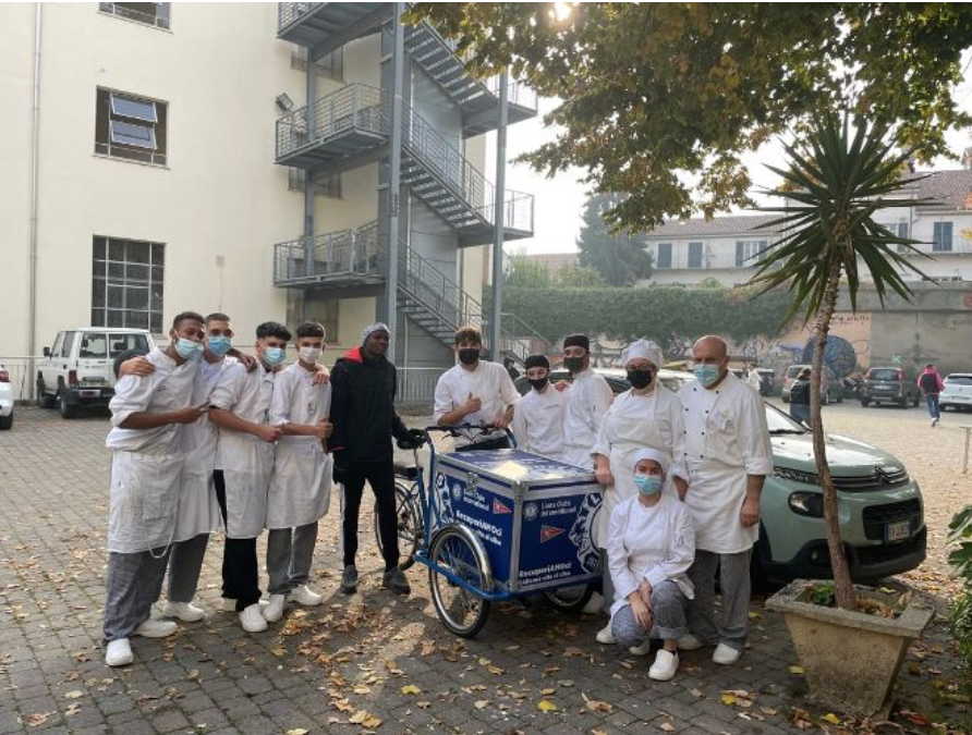 Alessandria. Gli studenti Enaip trasformano le eccedenze alimentari in pasti per la tavola amica.